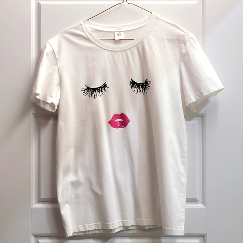 Eyelash & lip print tee